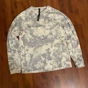 Brand new lulu lemon long sleeve t-shirt, never worn.